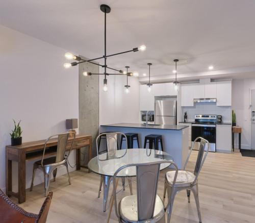 eine Küche und ein Esszimmer mit Tisch und Stühlen in der Unterkunft Corporate Stays La Vigie 2 - 1 Bedroom in Québec