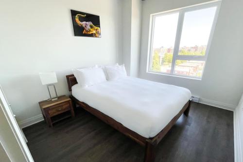 En eller flere senge i et værelse på Corporate Stays Monarc Bedroom