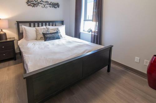 En eller flere senge i et værelse på Corporate Stays Lisgar 1 Bedroom