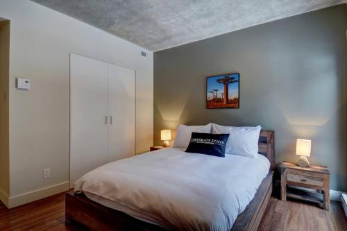 ein Schlafzimmer mit einem großen Bett mit zwei Lampen in der Unterkunft Corporate Stays Equinoxe 1 Bedroom in Chomedey