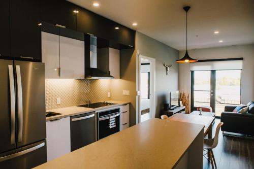 eine Küche mit Arbeitsplatte und Kühlschrank in der Unterkunft Corporate Stays LXTX 1 Bedroom in Tuxedo