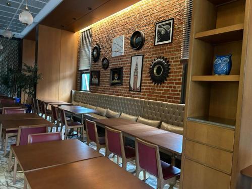 una fila di tavoli e sedie in un ristorante di Mirage suite a Accra