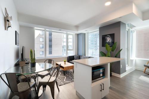 Posezení v ubytování The Lennox 2 Bedroom Corporate Rental in Ottawa 713