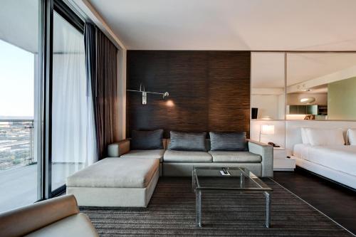 拉斯维加斯Palms Place- Strip View- High floor- Free parking的客厅里有一张沙发和一张桌子。