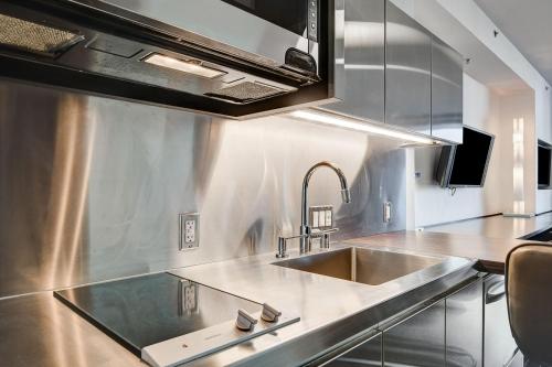 拉斯维加斯Palms Place- Strip View- High floor- Free parking的厨房配有水槽和不锈钢台面