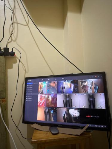 TV a/nebo společenská místnost v ubytování Serengeti Safari Inn