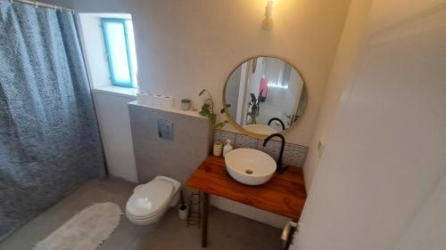 a bathroom with a sink and a mirror at מעיינות האהבה in Reshafim