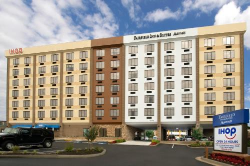 アレクサンドリアにあるFairfield Inn & Suites by Marriott Alexandria West/Mark Centerの大きな建物