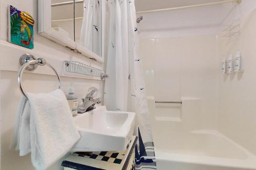 Koupelna v ubytování The Lighthouse Getaway -- Holiday House M19