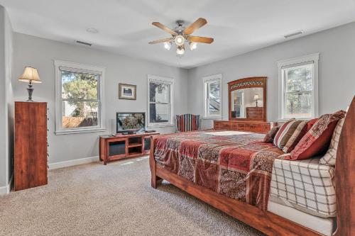 ein Schlafzimmer mit einem Bett und einem Deckenventilator in der Unterkunft Alpine Mountain Spacious Luxury Retreat Ponderosa Trails Game Room in Flagstaff