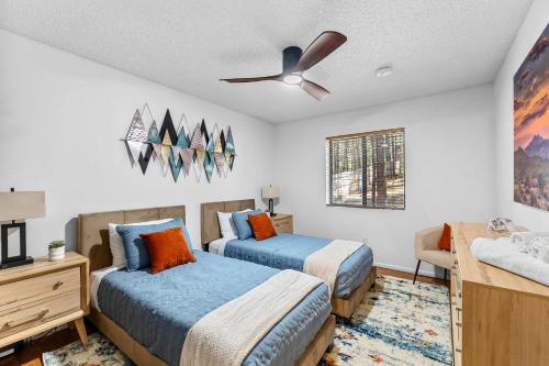 Giường trong phòng chung tại Cozy Cabin Retreat in the Pines – Minutes from Downtown Flagstaff