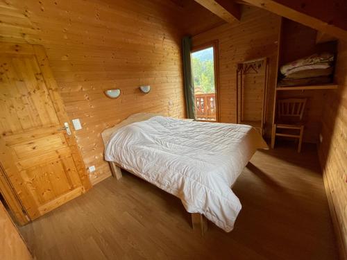 モリヨンにあるLe tennevergeの木造小屋にあるベッドのある寝室