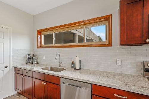 Η κουζίνα ή μικρή κουζίνα στο Mountain Oasis Stunning Views Renovated Condo Near Flagstaff Attractions