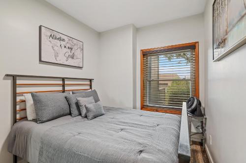 Ένα ή περισσότερα κρεβάτια σε δωμάτιο στο Mountain Oasis Stunning Views Renovated Condo Near Flagstaff Attractions