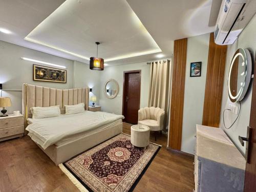 Ένα ή περισσότερα κρεβάτια σε δωμάτιο στο Luxury Apartment Islamabad