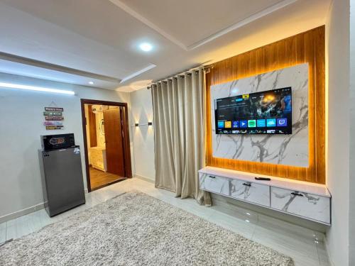 Μια τηλεόραση ή/και κέντρο ψυχαγωγίας στο Luxury Apartment Islamabad