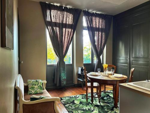 Posezení v ubytování T2 lumineux & charmant, balcon - Amiens centre