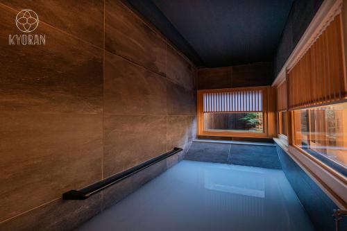 a swimming pool in a room with a window at Kyoran [Kiun Residence] - Vacation STAY 69000v in Kyōto