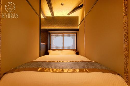 a bed in a small room with a window at Kyoran [Kiun Residence] - Vacation STAY 69000v in Kyōto