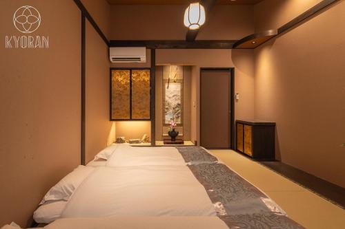ein Schlafzimmer mit einem großen Bett in einem Zimmer in der Unterkunft Kyoran [Yugosuma Residence] - Vacation STAY 69017v in Kyōto