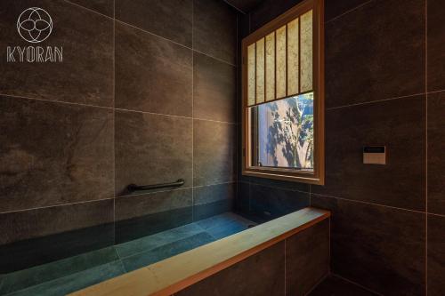 ein Badezimmer mit Badewanne und Fenster in der Unterkunft Kyoran [Fuji Residence] - Vacation STAY 69041v in Kyōto