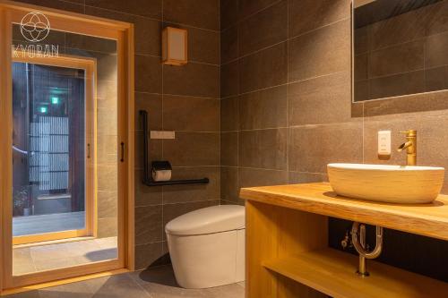 ein Badezimmer mit Waschbecken und Toilette in der Unterkunft [Park Mu-seok] - Vacation STAY 69077v in Kyōto
