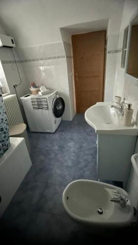 アルノルトシュタインにあるAlpine's Apartmentの洗面台とトイレ付きの小さなバスルーム