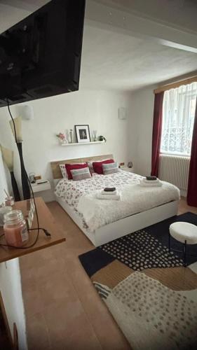 アルノルトシュタインにあるAlpine's Apartmentのベッド2台と薄型テレビ付きのベッドルーム