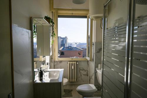 フィレンツェにあるB&B Apartaments Novoli P.Giustizの洗面台、トイレ、窓のあるバスルーム