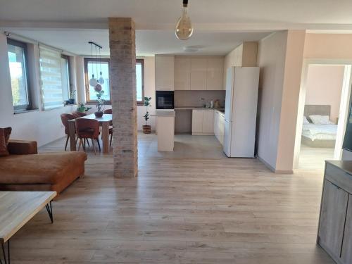 BeogradにあるWelcome dear guests!のソファとテーブルのあるキッチンとリビングルーム