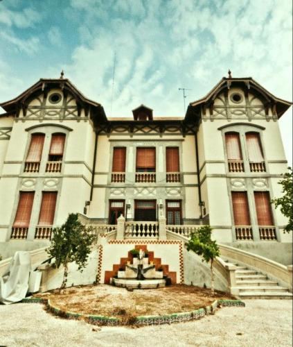 a large white building with a fountain in front of it at Villa Manolita in Fuensanta