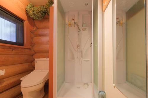 une salle de bain avec douche et toilettes dans l'établissement Nagano - Cottage - Vacation STAY 75905v, à Chūsha