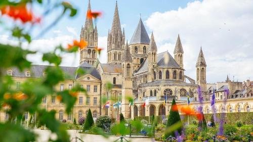 un grande edificio con torrette e guglie di La Demeure Saint Sauveur a Caen