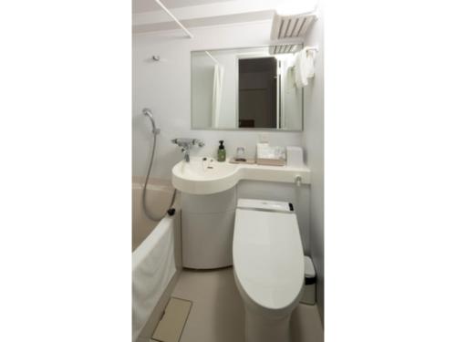 een badkamer met toilet en wastafel bij Hotel Reference Reisen - Vacation STAY 76456v in Fukuoka