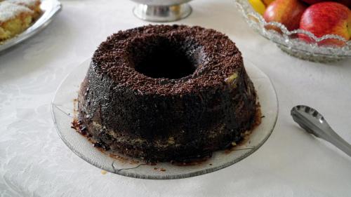 una torta al cioccolato su un piatto su un tavolo di Hotel Barão Do Rio Branco a Bebedouro