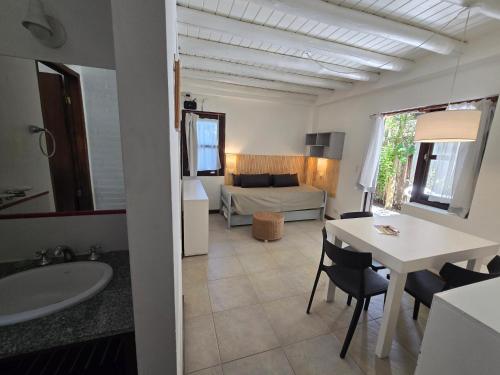 een woonkamer met een wastafel en een tafel in een kamer bij Medanos in Las Gaviotas