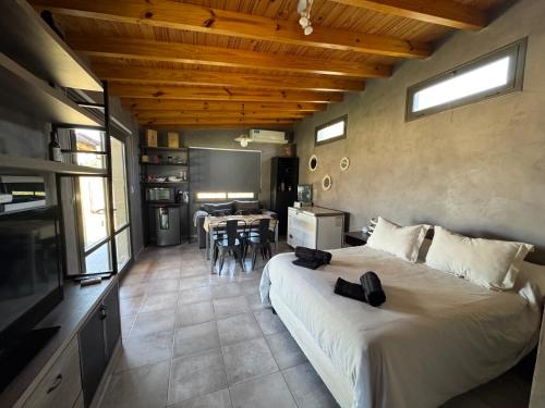 ein Schlafzimmer mit großem Bett und ein Esszimmer in der Unterkunft Wine Studio with BBQ & pool in Las Heras