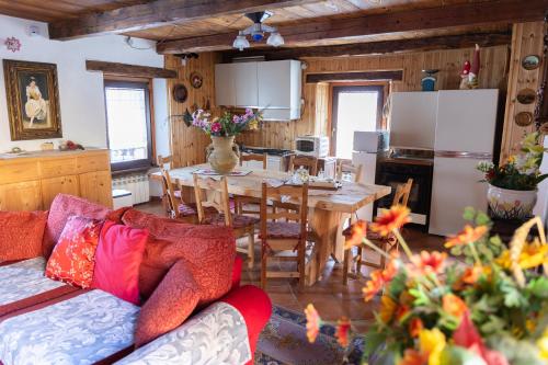 a kitchen and living room with a table and a kitchen and a dining room at Residenza Le Fontane in Ceppo Morelli