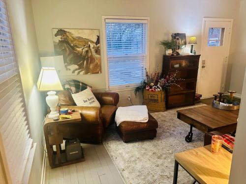 Ein Sitzbereich in der Unterkunft The Birchwood - At Twin Pines-Walk to the Lake!