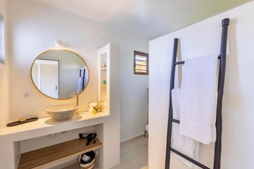une salle de bain avec un lavabo et un miroir dans l'établissement Villa Stoney Coral 17 - Coral Estate, à Willibrordus