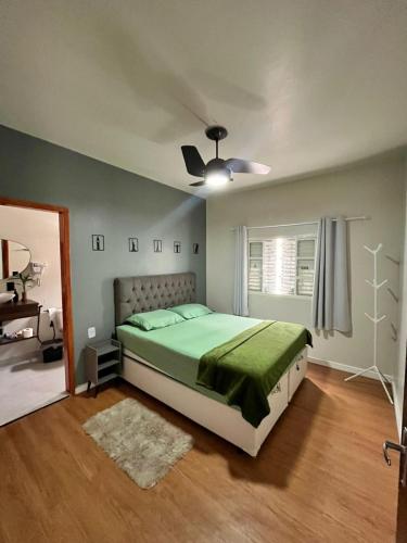 a bedroom with a bed and a ceiling fan at APTO 401 - no centro, pertinho de tudo in Poços de Caldas