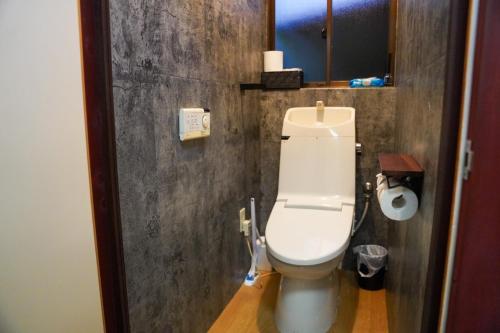 ein Badezimmer mit einer weißen Toilette in einem Zimmer in der Unterkunft LYS AIBA House - Japanese Garden Villa - Vacation STAY 79096v in Aiba