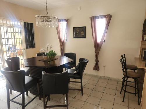 Humacao Puerto Rico house sleeps 8 في هوماكاو: غرفة طعام بها طاولة وكراسي
