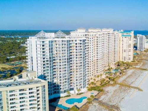 una vista aerea di un grande condominio sulla spiaggia di Palacio Unit 403 a Perdido Key
