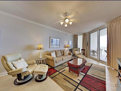 un soggiorno con un divano e un tavolo di Palacio Unit 403 a Perdido Key