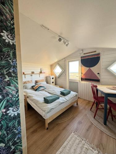 Ένα ή περισσότερα κρεβάτια σε δωμάτιο στο Tiny Cabin Under the Northern Lights