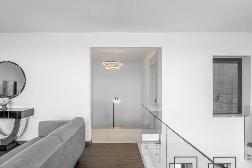 un salon blanc avec un canapé et un miroir dans l'établissement Villa 18 by Çimentepe Residence Deluxe, à Bodrum City