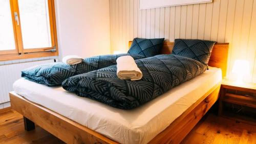 Ένα ή περισσότερα κρεβάτια σε δωμάτιο στο Apartment Dita - Cozy Stay in Kandersteg