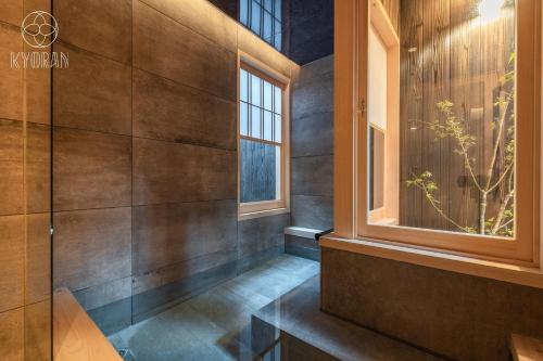 ein Flur eines Hauses mit einem Fenster in der Unterkunft "Jinglan-Purple Bamboo Residence" - Vacation STAY 80054v in Kyōto