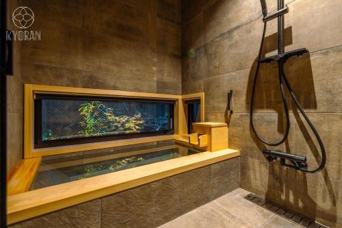 ein Badezimmer mit einer Dusche und einem Aquarium in der Unterkunft Jinglan [Orchid Residence] - Vacation STAY 80077v in Kyōto